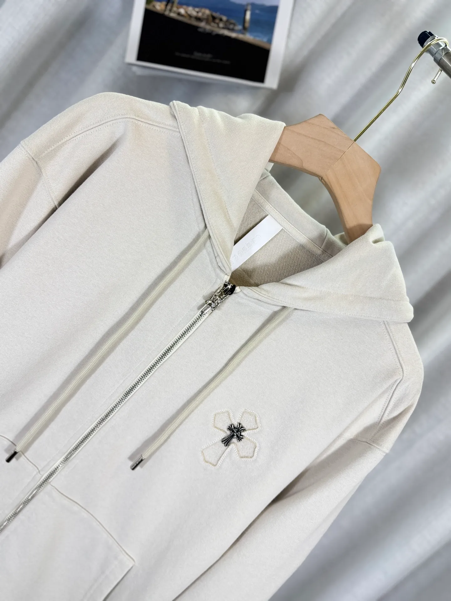 P350 top version, real shot without P, ​​different from market currency) 𝗖𝗵𝗿𝗼𝗺𝗲 𝗛𝗲𝗮𝗿𝘁𝘀/Cro Heart 2025 Washed Burnt Patches Embroidered Autumn and Winter New Original Counter American Laser Burnt 3D Couple Casual Cardigan Sweatshirt 👑The highest version! Customized fabric 480g tripe terry fabric! American acid-washed and distressed original fabric, laser burning + patch embroidery, exquisite embroidery of letters! The best-selling model in the counter, very comfortable to wear. Accessories: original molded and authenticated collar label➕100% silk wash label. Genuine purchase-grade original hangtag➕matching hanging rope➕3D hanging beads➕original packaging bag. Craftsmanship: The original version has consistent wiring! The highest version of the armhole matching technique! Color: Beige Black Size: S M L XL Style No.: 25-320